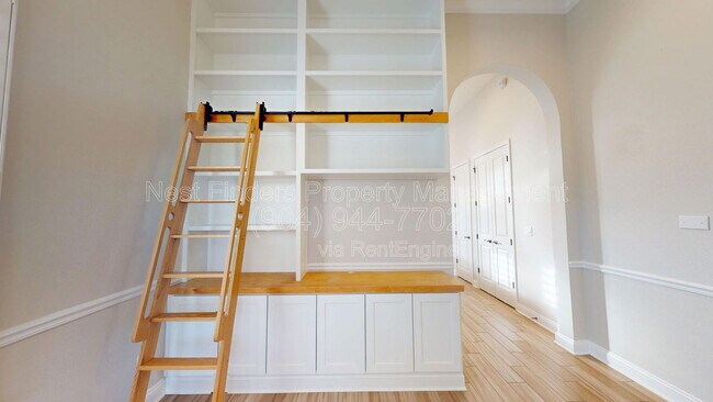 Building Photo - 628 Town Plaza Ave