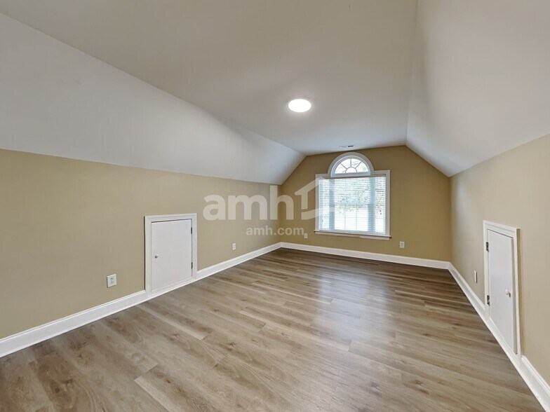 Building Photo - 146 Lily Xing