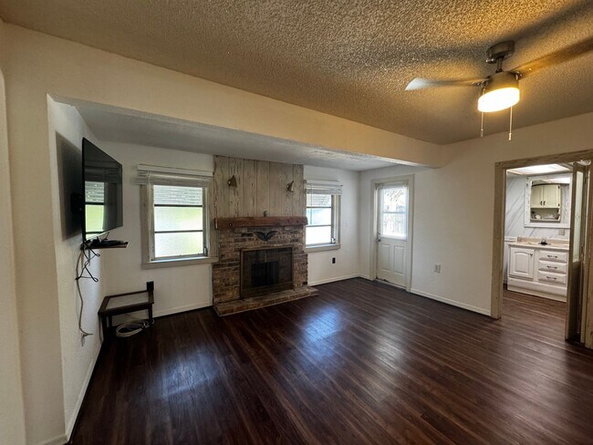 Building Photo - 630 N Crooked Lake Dr
