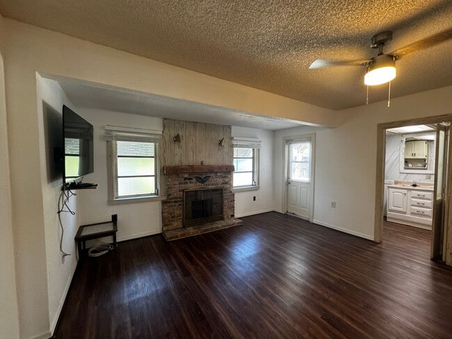 Building Photo - Charming Home with Mother in-Law Suite & Lake Access