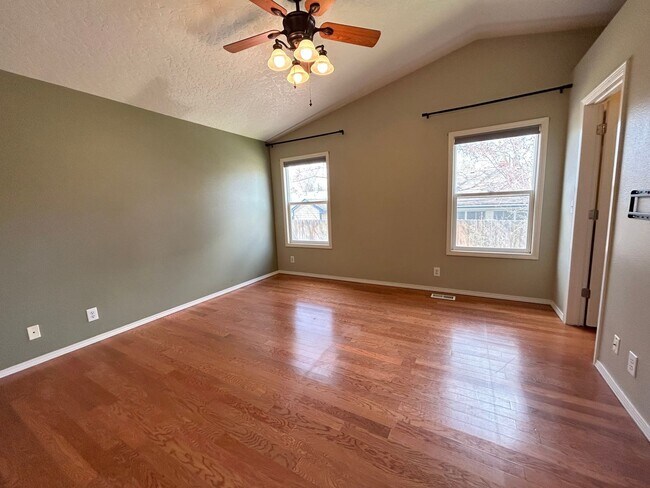 Building Photo - Gorgeous 5 bedroom 3 bathroom Home In Eagle