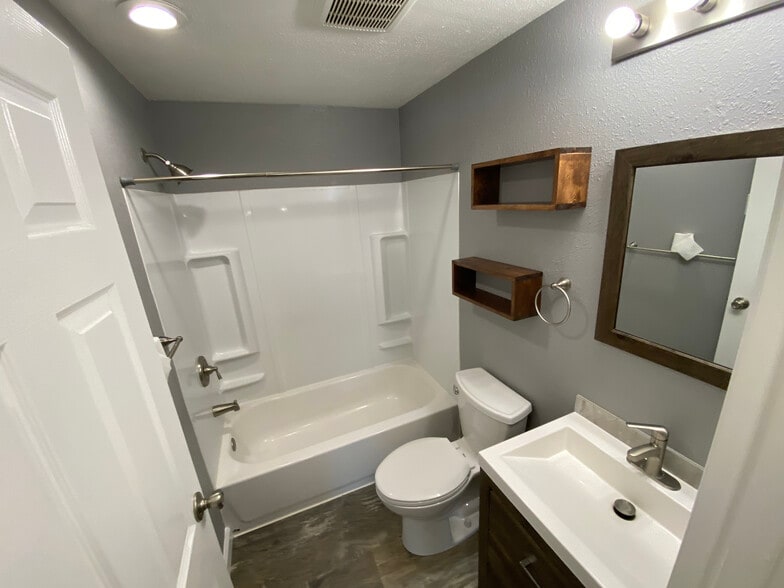 Building Photo - 407 Gertrude Dr