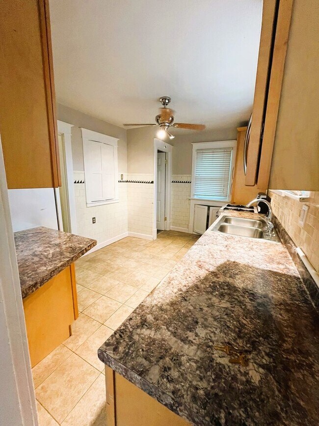 Building Photo - Darling 2 bedroom Bungalow