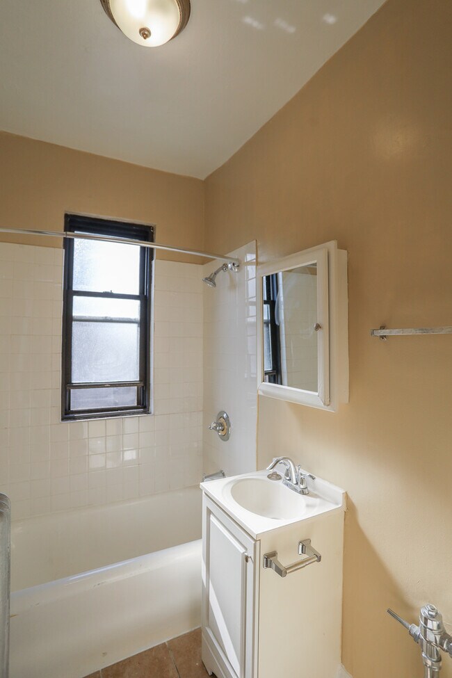 Building Photo - 5326 S Cornell Ave