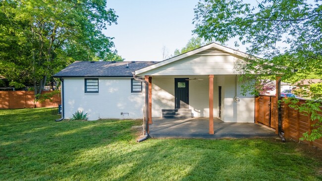 Building Photo - **ABSOLUTELY STUNNING TOP-TO-BOTTOM RENOVA...