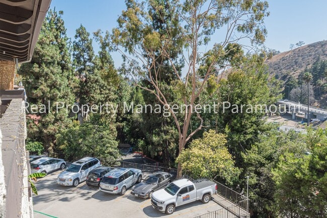 Building Photo - Don't miss out! 2 Bed 2 bath ready to go!