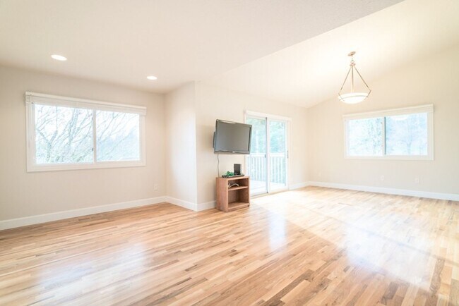 Building Photo - Escape to the Country, Spacious Contemporary in Wilsonville with Shop