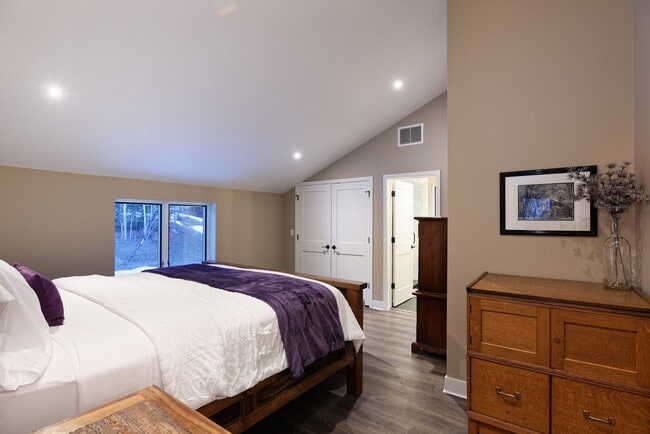 Building Photo - 888 Horse Ranch Dr
