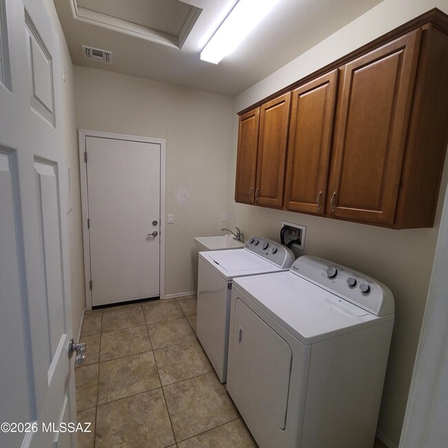 Building Photo - 14037 E Cariole St