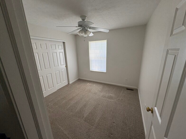 Building Photo - 1074 Lakegrove Ct