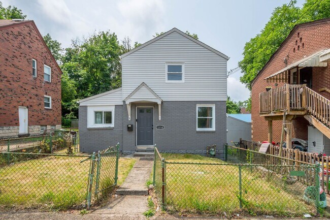 Building Photo - Stunning 2 bedroom home in Penn Avenue available August 1!