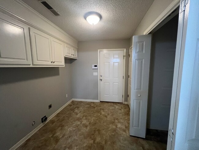 Building Photo - 325 Trailwood Dr