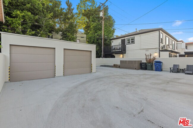 Building Photo - 613 Westmount Dr