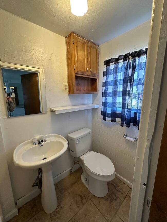 Building Photo - Spacious and Comfy 1 Bed Apartment!