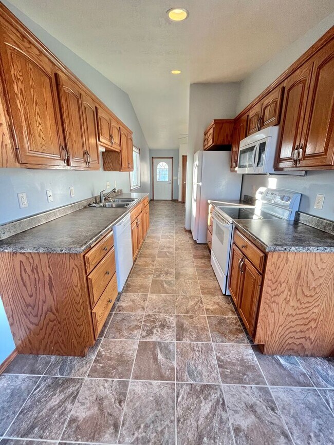 Building Photo - Spacious 4 Bed/3 Bath Twinhome in Brandon!
