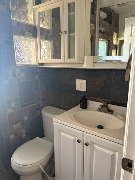 Building Photo - 340 Carrousel Ct