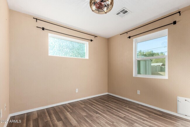 Building Photo - 2314 W Weldon Ave