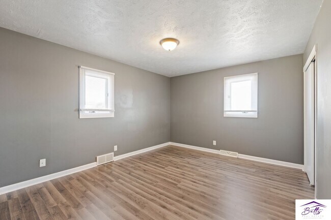 Building Photo - 3012/3014 Menke Cir