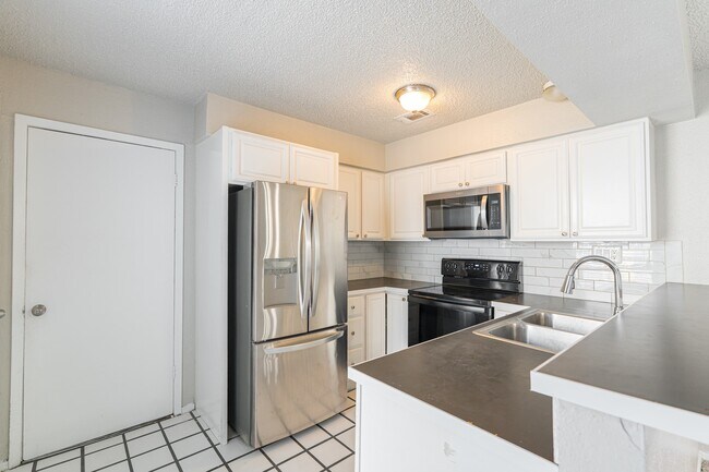 Building Photo - 5731 Easthampton Dr