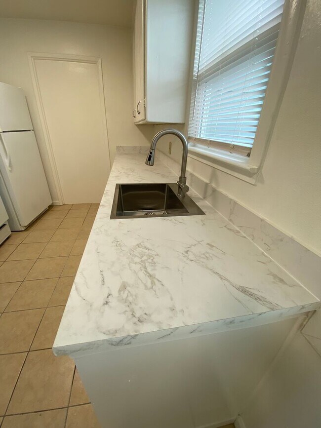 Building Photo - Rent Reduction!! 1bed/1bath Duplex within walking distance of Downtown Fairfield
