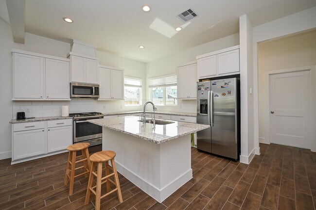 Building Photo - 1535 Cathedral Bend Drive
