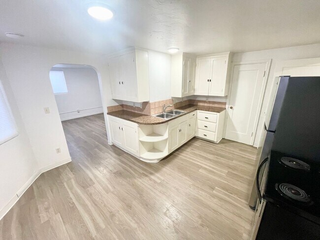Building Photo - Super Cute 1bd/1b- Downtown - Pet Friendly! Available NOW!