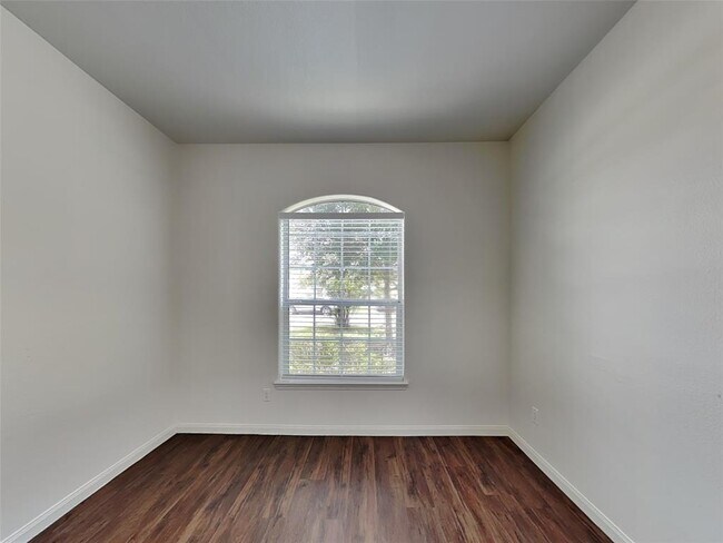 Building Photo - 2037 Vanamen Ct