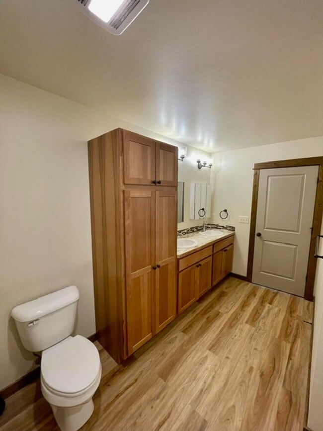 Building Photo - Townhouse - 3 Bedrooms 2 1/2 Bathrooms