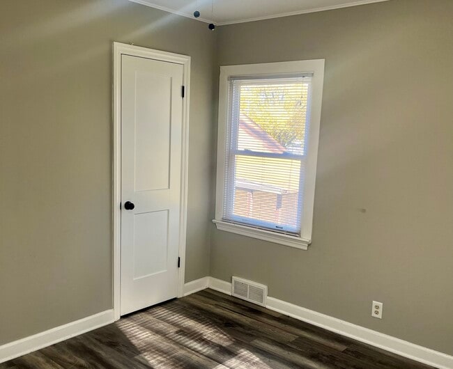 Building Photo - 805 S Norbury Ave