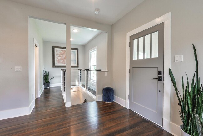 Building Photo - Beautifully remodeled 3 Bedroom Bungalow in Old Town