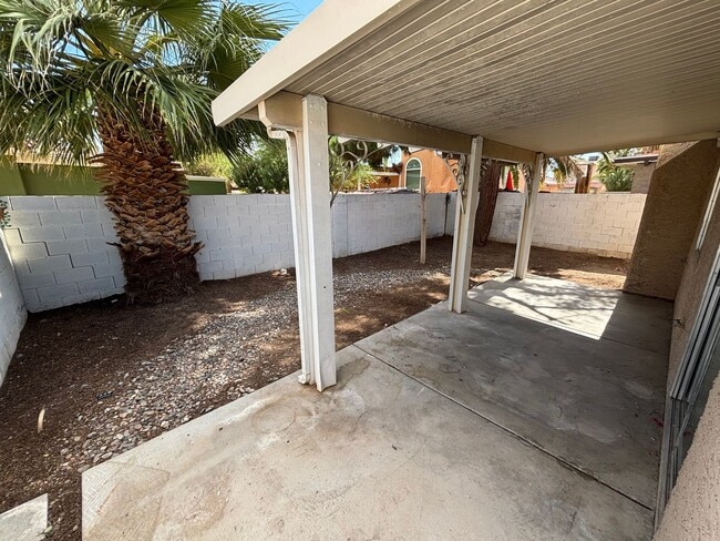 Building Photo - Cute 3Bed/2Bath, 2-Story Home located in t...