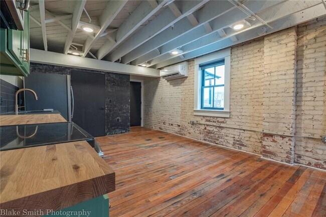 Building Photo - 101 E Walnut St