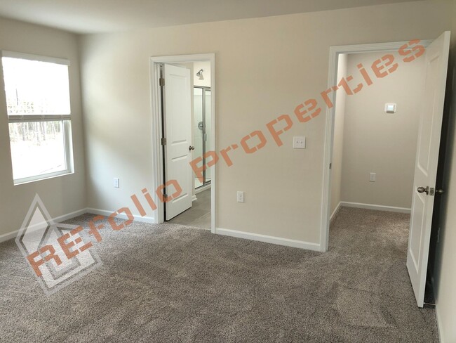 Building Photo - Beautiful 3 Bedroom, 2.5 Bath house w/ 2 C...