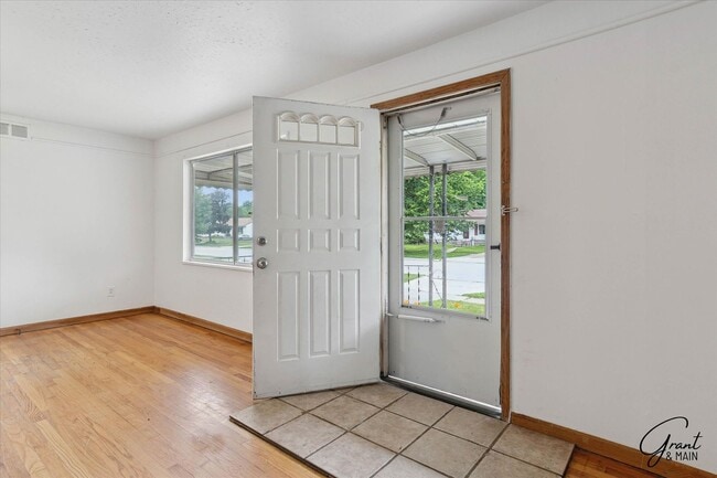 Building Photo - 2 bedroom $1300
