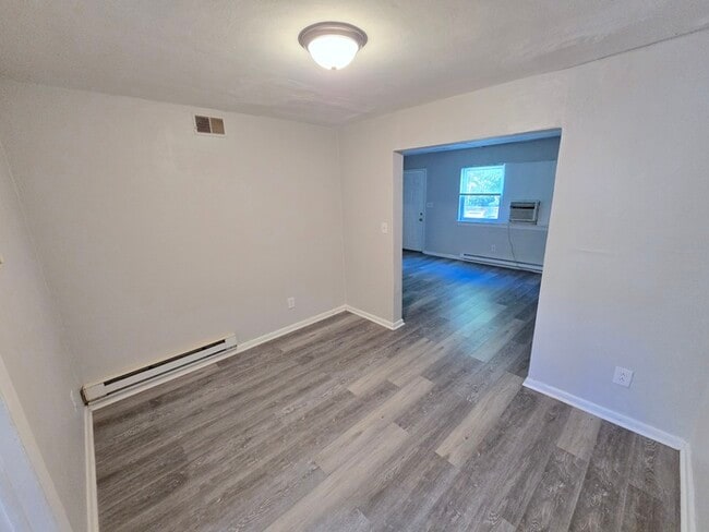 Building Photo - BEAUTIFUL TWO BEDROOM 1.5 BATHROOM APARTME...
