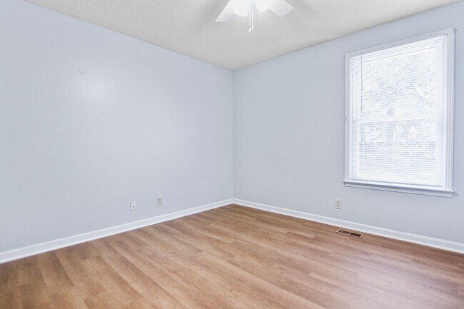 Building Photo - Pet Friendly Three Bedroom!
