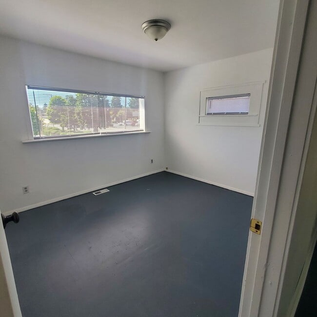 Building Photo - 2 Bedroom, 1 Bathroom Home with a Den for ...