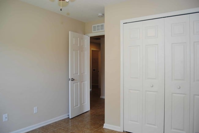 Building Photo - On the Pond in Timber Creek!