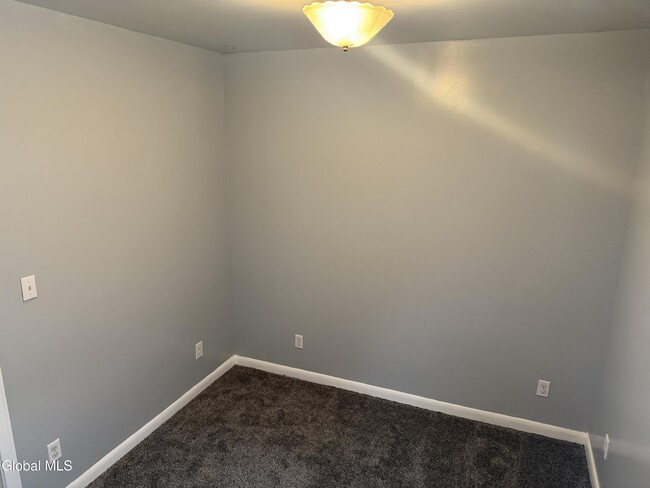 Building Photo - 822 Hampton Ave