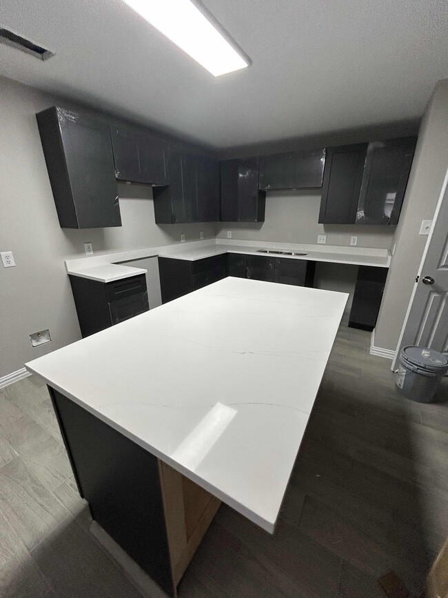 Newly remodeled kitchen with quartz countertops - 45673 Chapman Ln