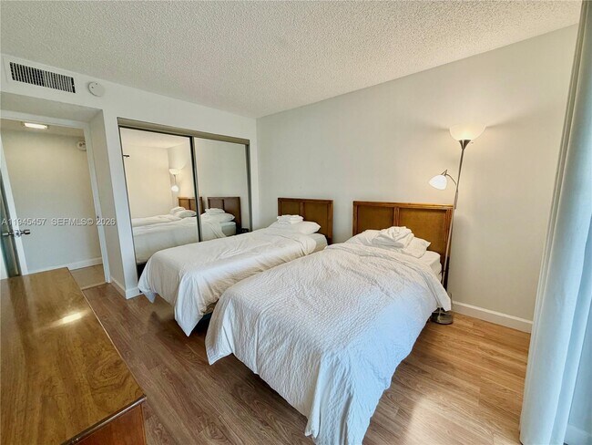 Building Photo - 2324 S Cypress Bend Dr