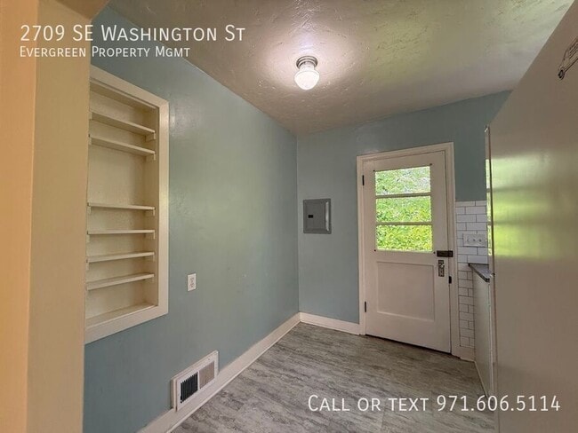 Building Photo - 2709 SE Washington St