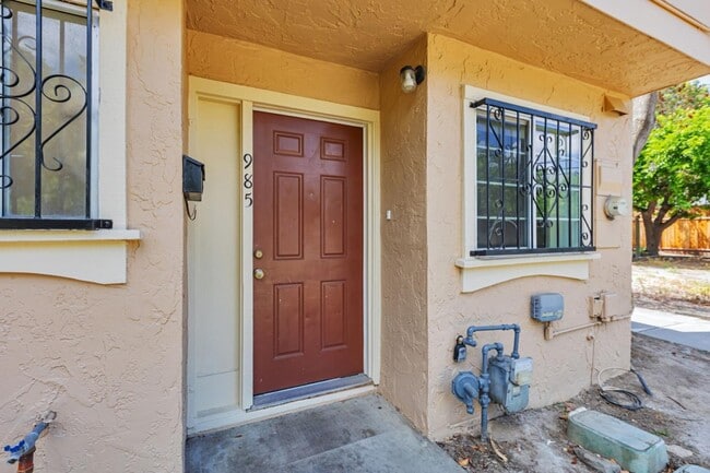 Building Photo - 985 Bellhurst Ave