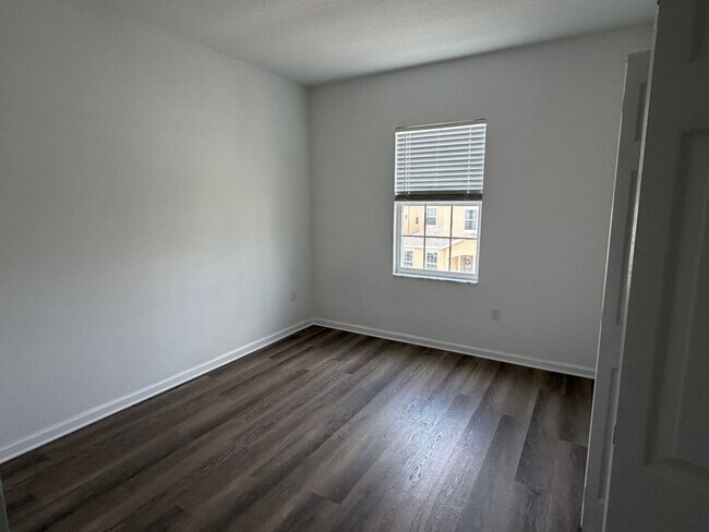 Building Photo - 4 bed 2.5 bath single family