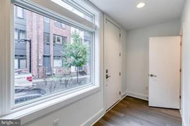 Building Photo - Northern Liberties Townhome with Parking