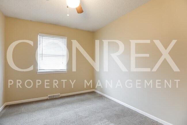 Building Photo - 3 Bdrm, 2.5 Bath move in ready in Lee's Su...