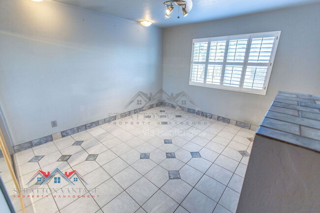 Building Photo - 1735 W Pampa Ave