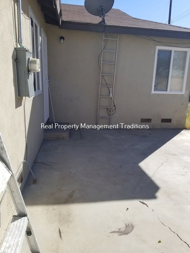Building Photo - 3 + 1 Lancaster - Section 8 OK