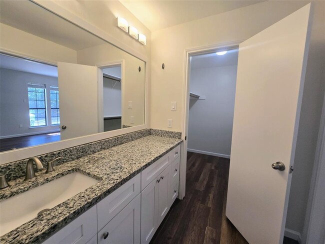Building Photo - 3000 Maywood Cir