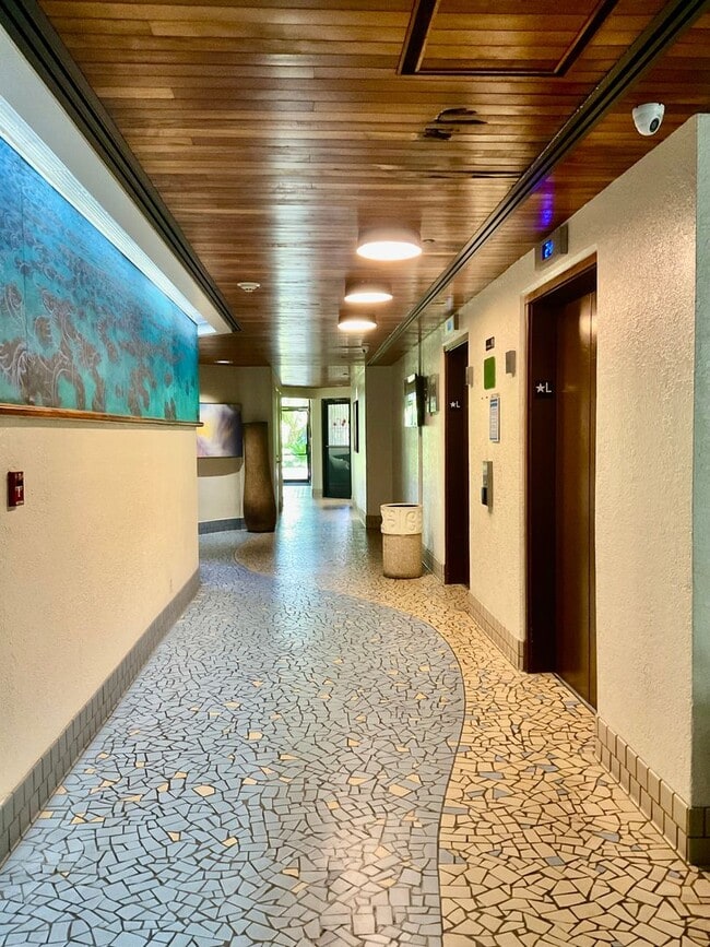 Building Photo - Renovated Studio, Great Amenities & Area